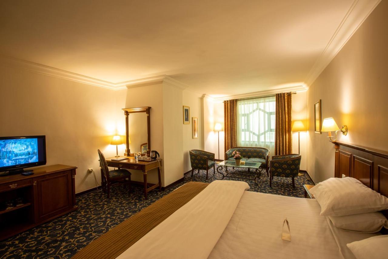 Bristol Hotel Amman Extérieur photo A room at the hotel