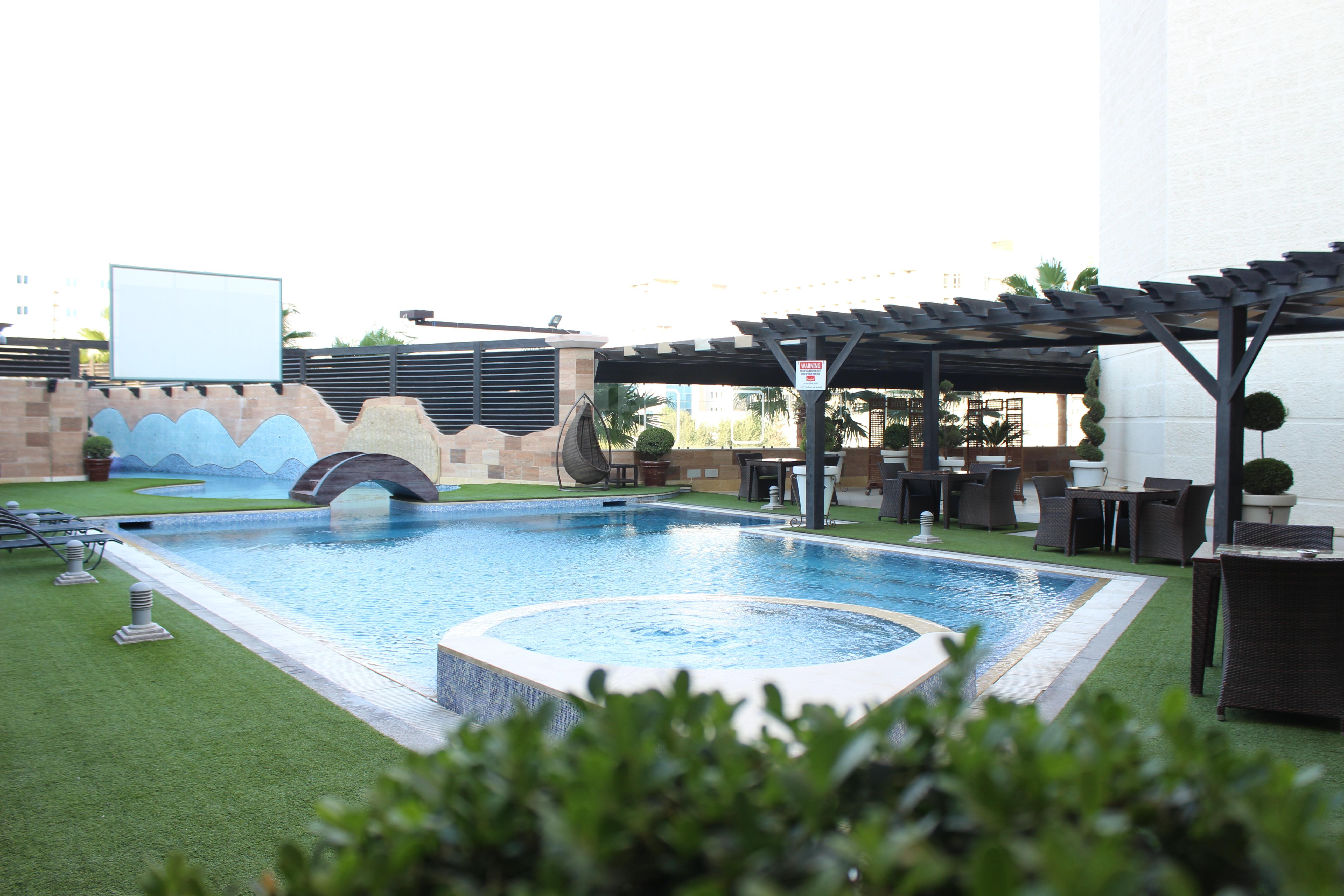 Bristol Hotel Amman Extérieur photo Rooftop pool at the hotel