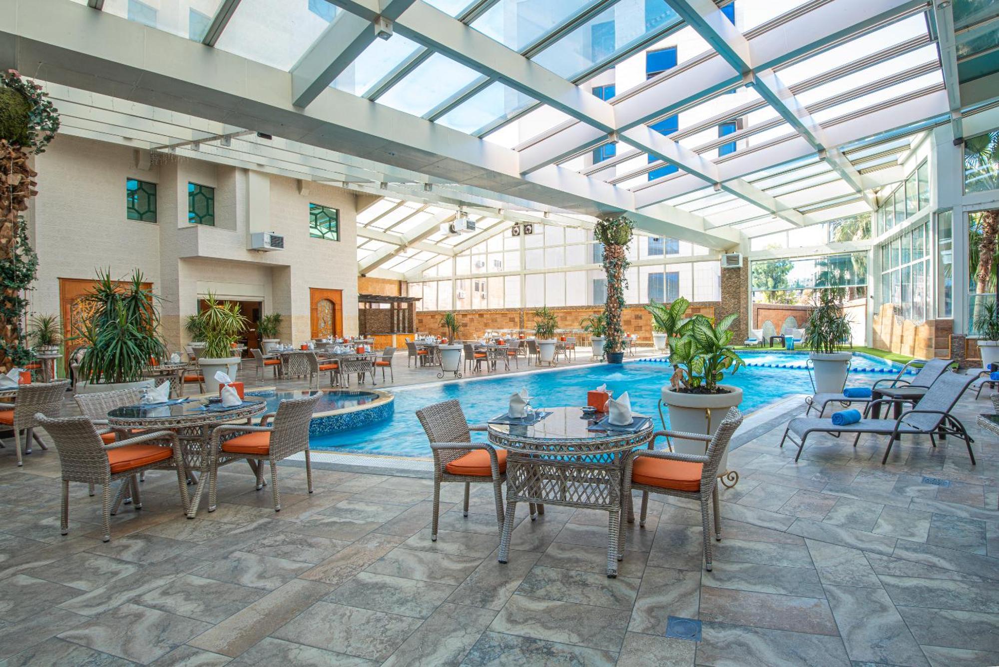Bristol Hotel Amman Extérieur photo The pool at the hotel