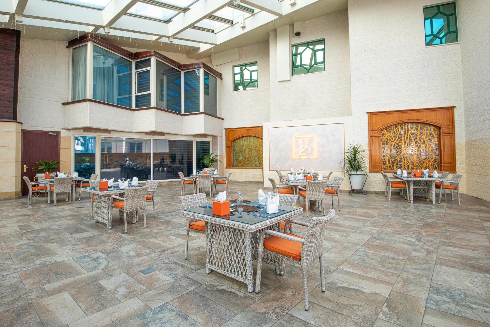 Bristol Hotel Amman Extérieur photo The interior of the hotel