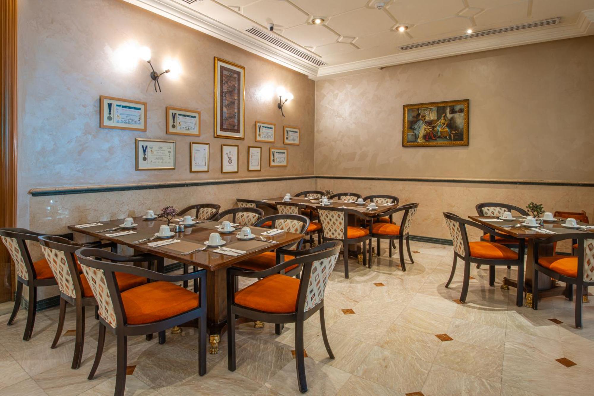 Bristol Hotel Amman Extérieur photo Restaurant