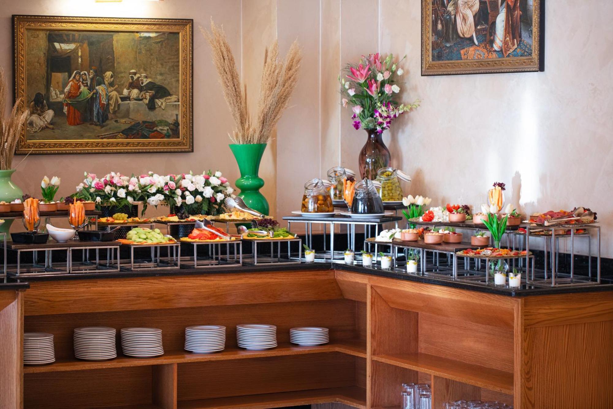 Bristol Hotel Amman Extérieur photo A buffet