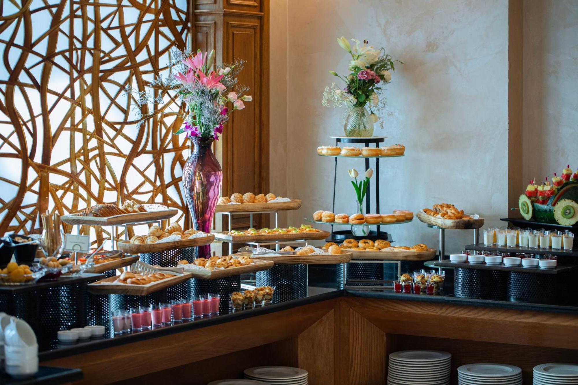Bristol Hotel Amman Extérieur photo A dessert buffet