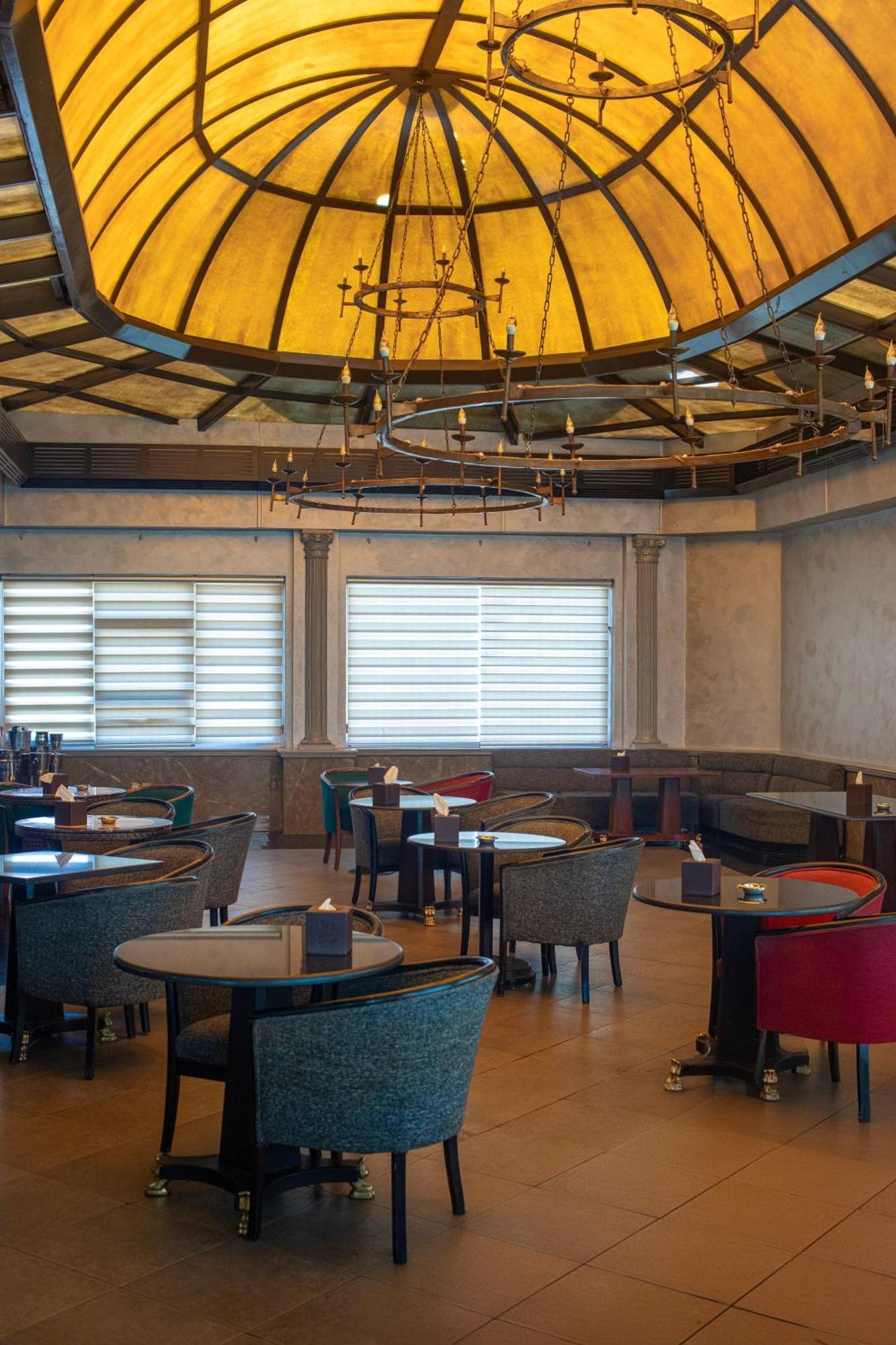 Bristol Hotel Amman Extérieur photo The interior of the restaurant