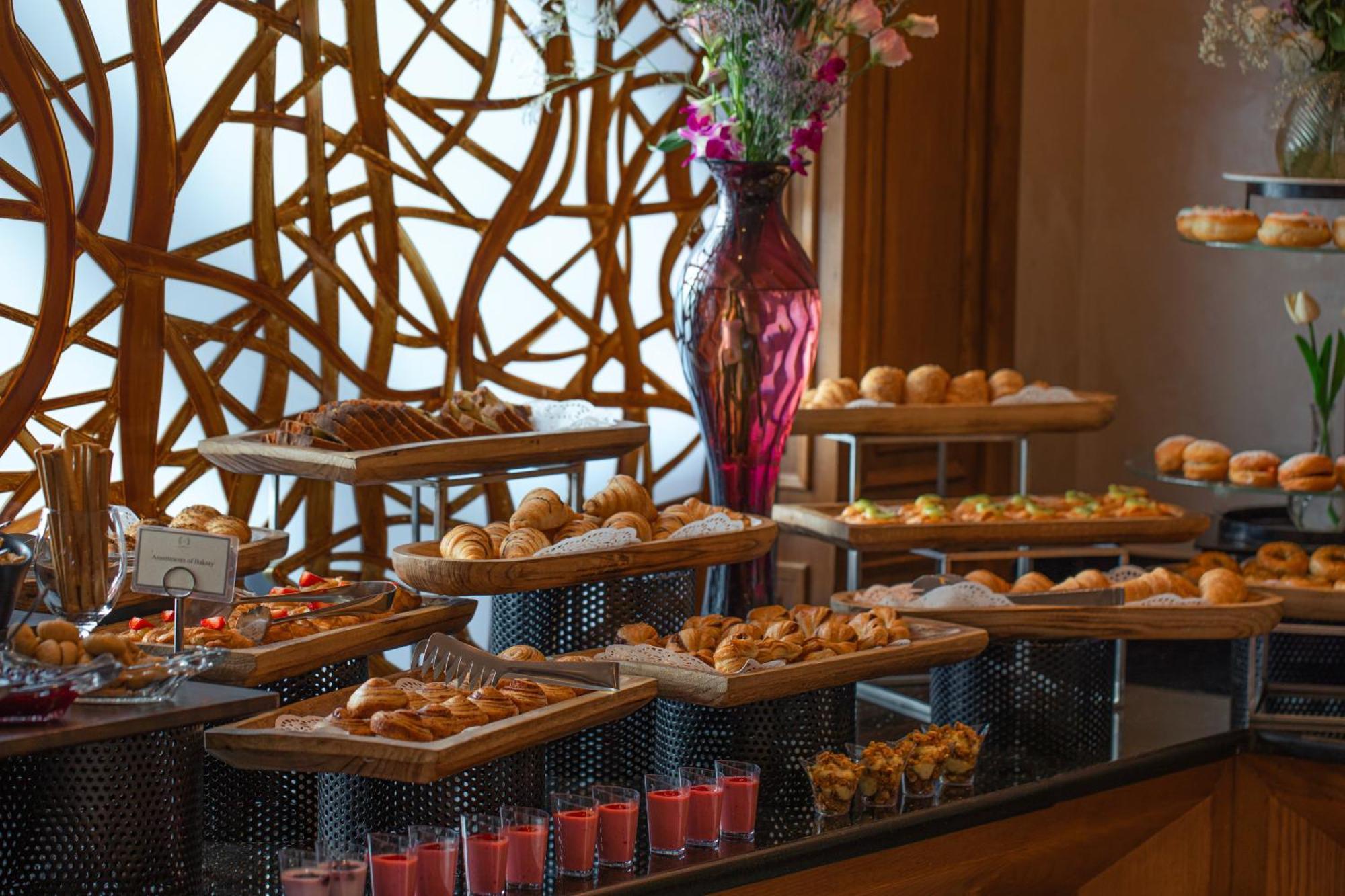 Bristol Hotel Amman Extérieur photo A buffet at a hotel