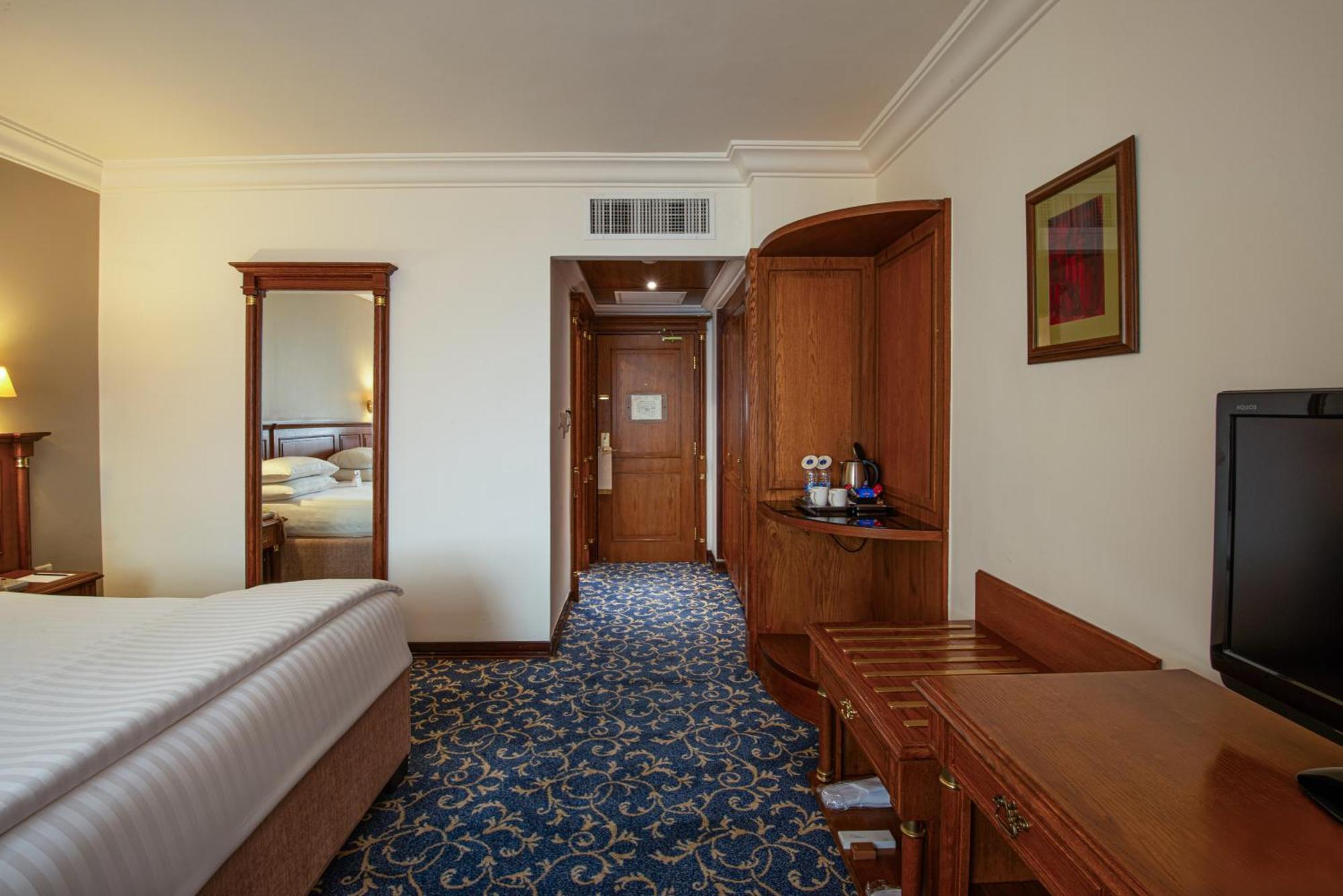 Bristol Hotel Amman Extérieur photo A room at the hotel