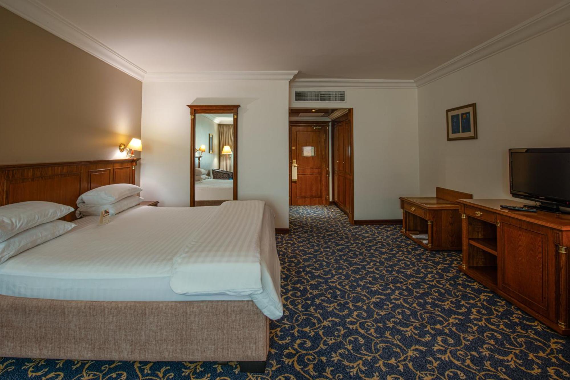 Bristol Hotel Amman Extérieur photo A room at the hotel